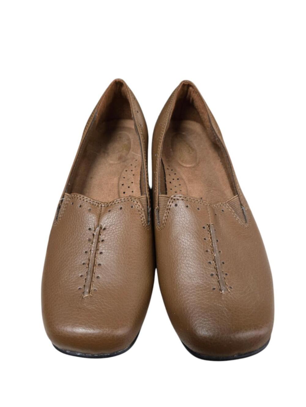 NWOT 9 Brown Easy Street Shoes